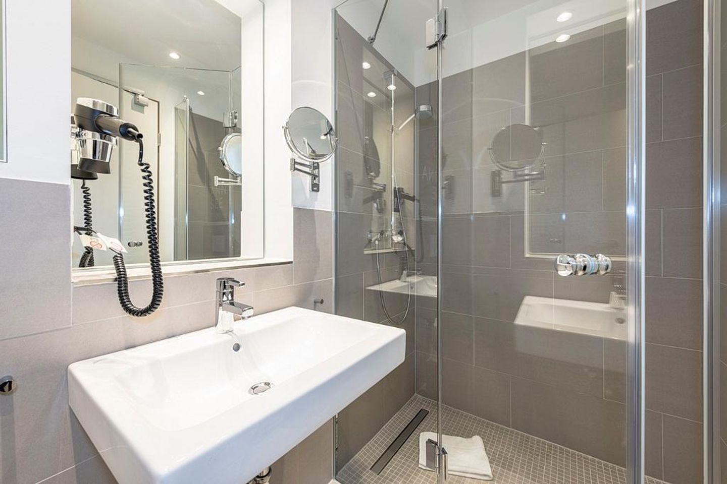 Apartmentvilla Anna See Apartmentvilla Anna See 2-03 Langeoog - Badezimmer mit Dusche, Waschtisch, und Spiegel