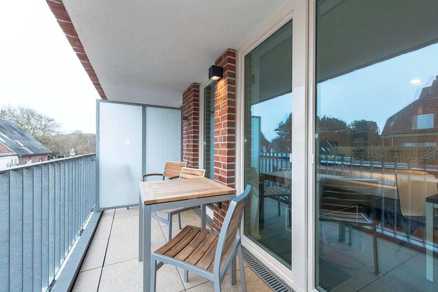 Apartmentvilla Anna See Apartmentvilla Anna See 2-03 Langeoog - Überdachter Balkon mit Sitzgelegenheit