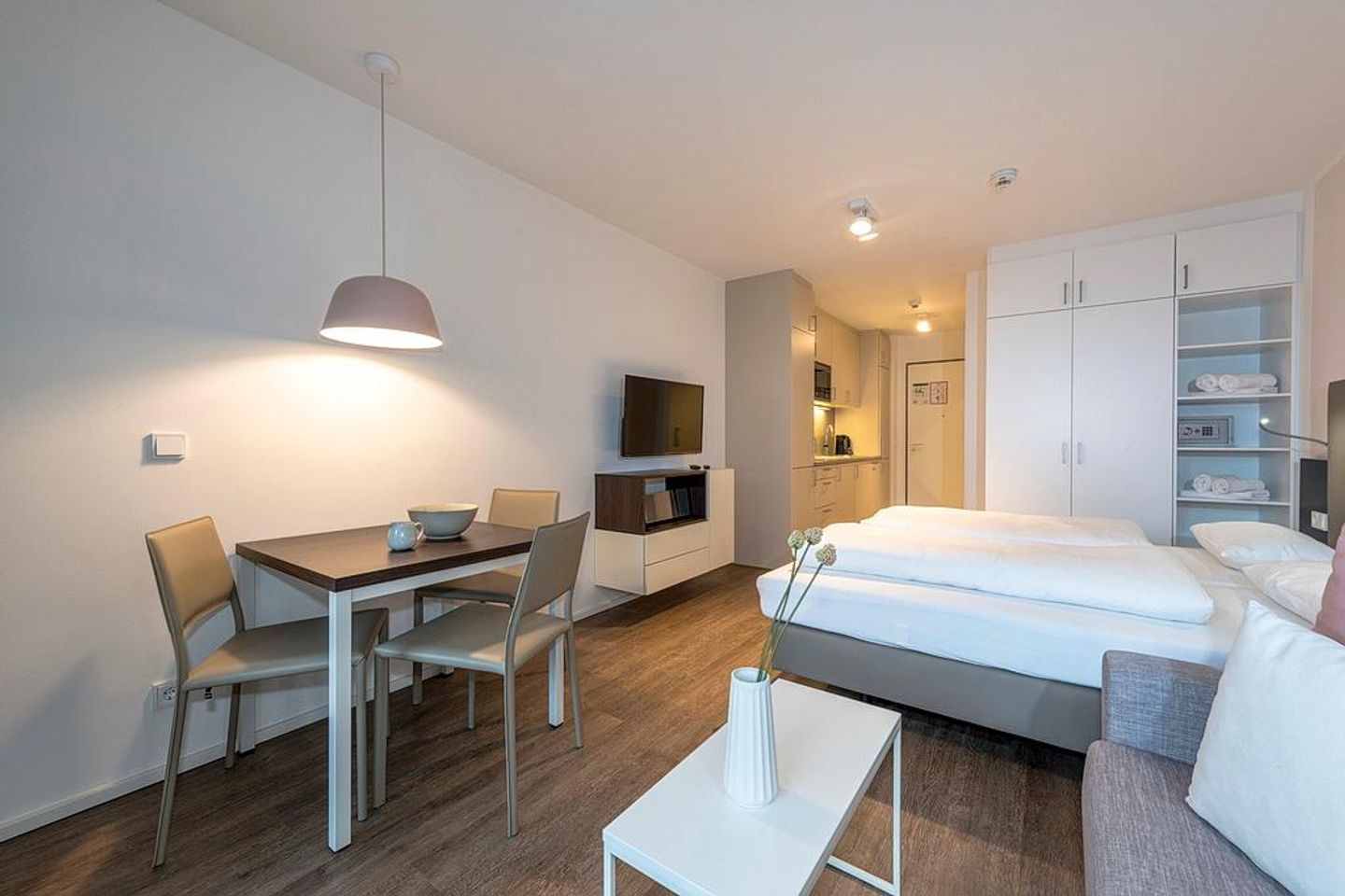 Apartmentvilla Anna See Apartmentvilla Anna See 2-04 Langeoog - Wohn-Schlafbereich mit Esstisch und TV