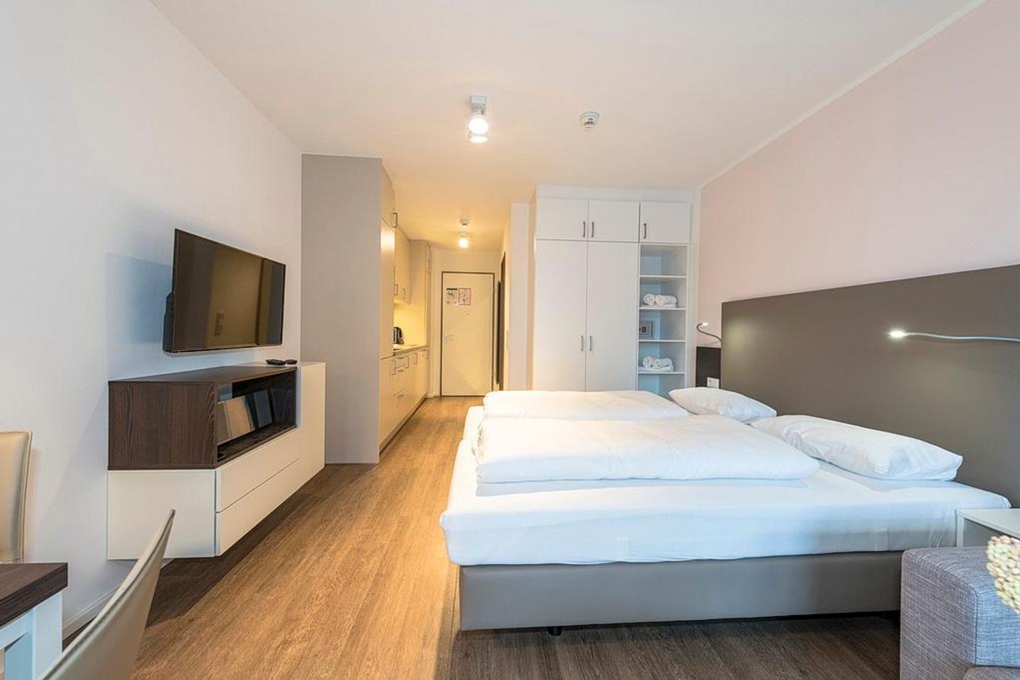 Apartmentvilla Anna See Apartmentvilla Anna See 2-04 Langeoog - Wohn-Schlafbereich mit Doppelbett und Kleiderschrank