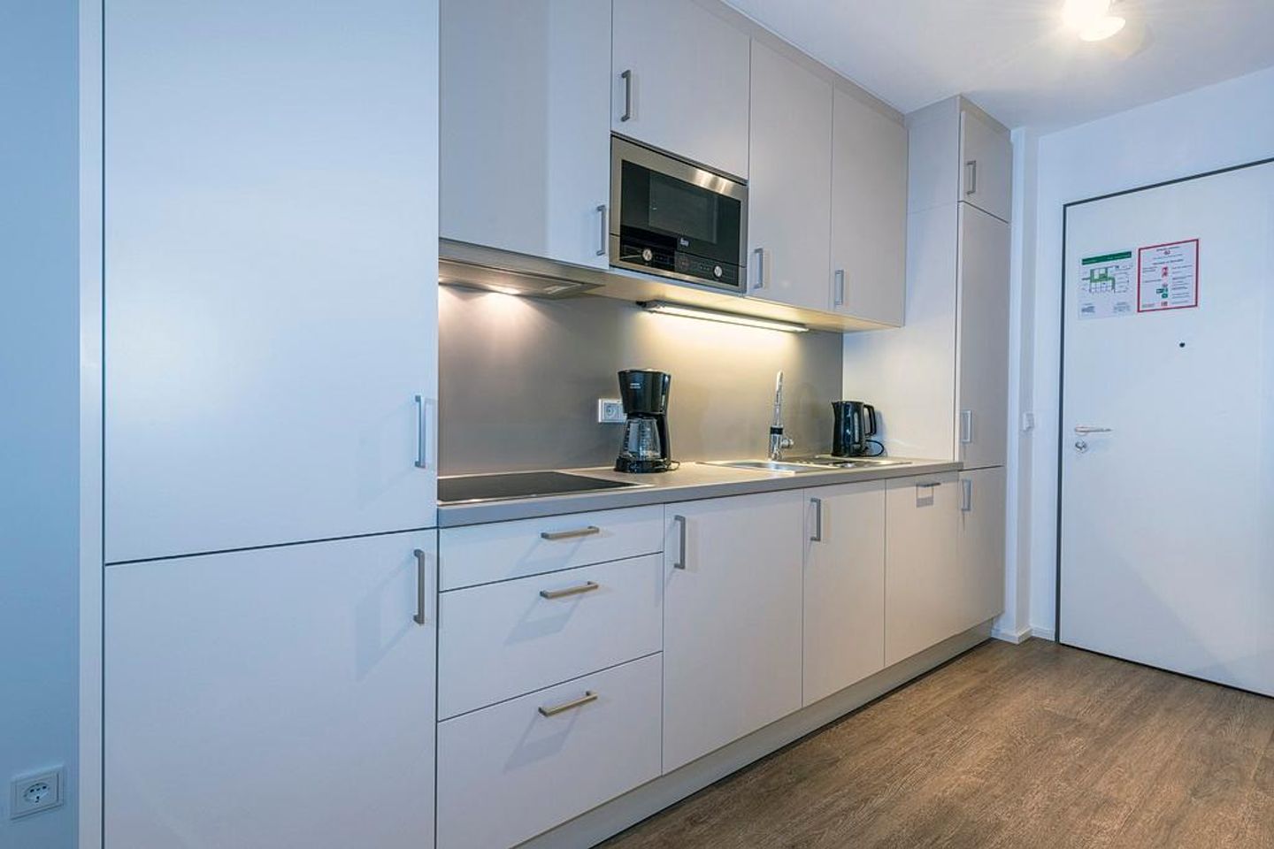 Apartmentvilla Anna See Apartmentvilla Anna See 2-04 Langeoog - Küchenzeile mit Mikrowelle