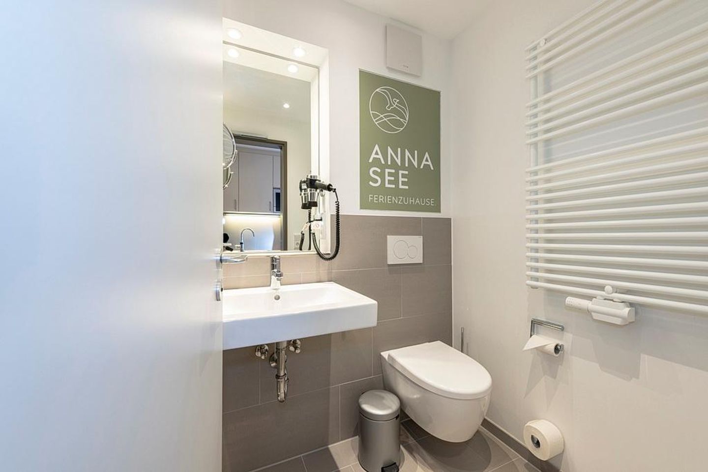 Apartmentvilla Anna See Apartmentvilla Anna See 2-04 Langeoog - Badezimmer mit WC, Waschtisch und Spiegel