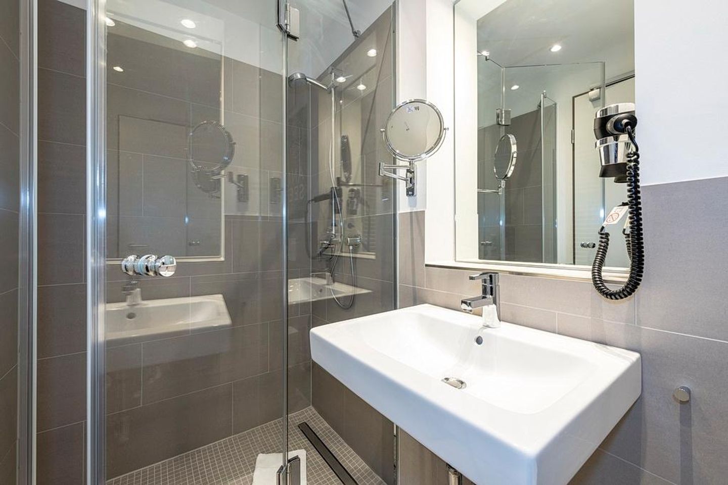 Apartmentvilla Anna See Apartmentvilla Anna See 2-04 Langeoog - Badezimmer mit Dusche, Waschtisch und Spiegel