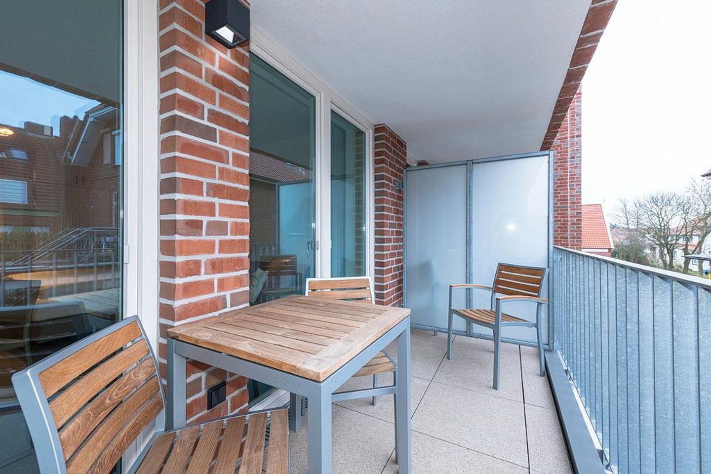 Apartmentvilla Anna See Apartmentvilla Anna See 2-04 Langeoog - Überdachter Balkon mit Sitzgelegenheit