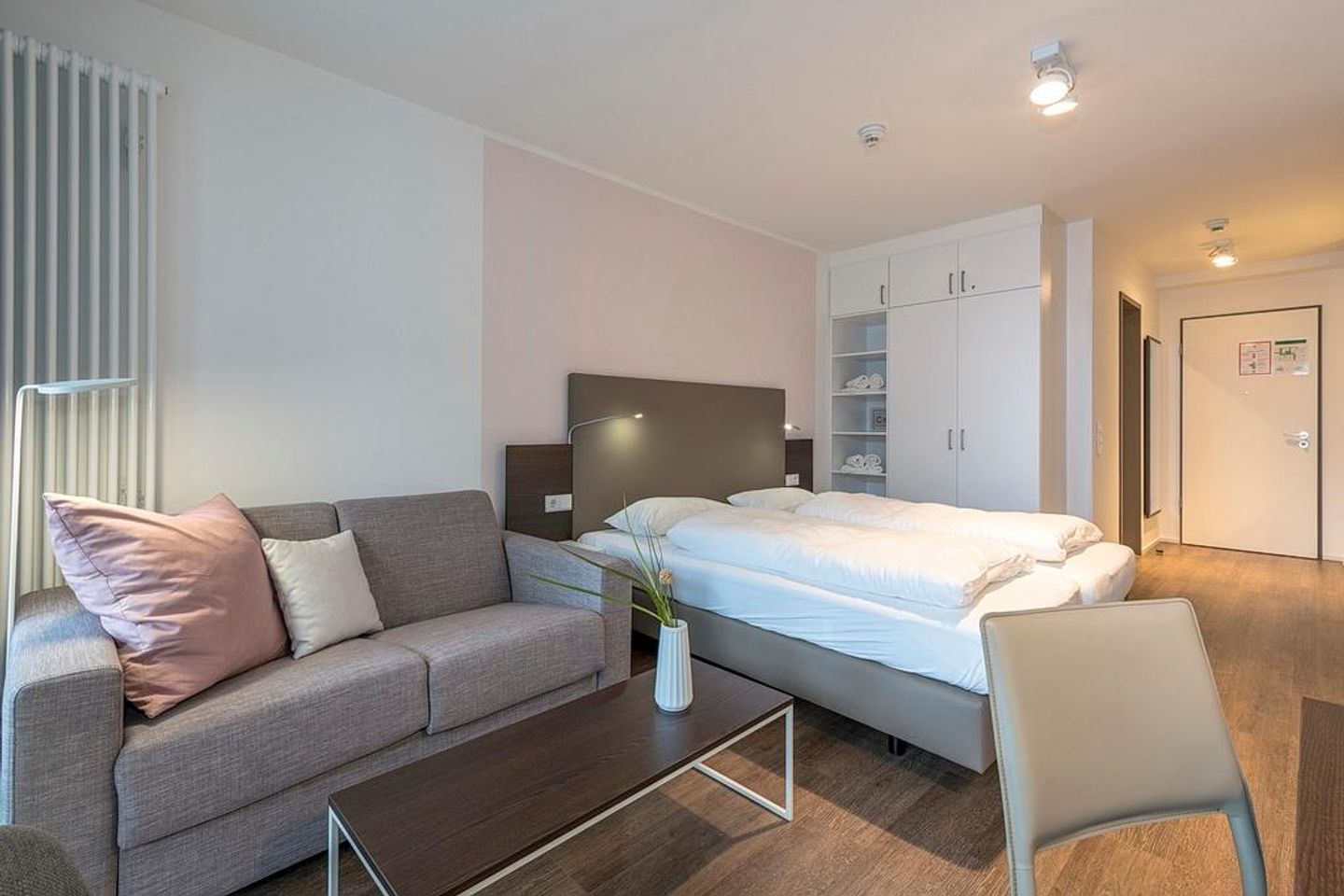 Apartmentvilla Anna See Apartmentvilla Anna See 2-05 Langeoog - Wohn-Essbereich mit Couch und Doppelbett