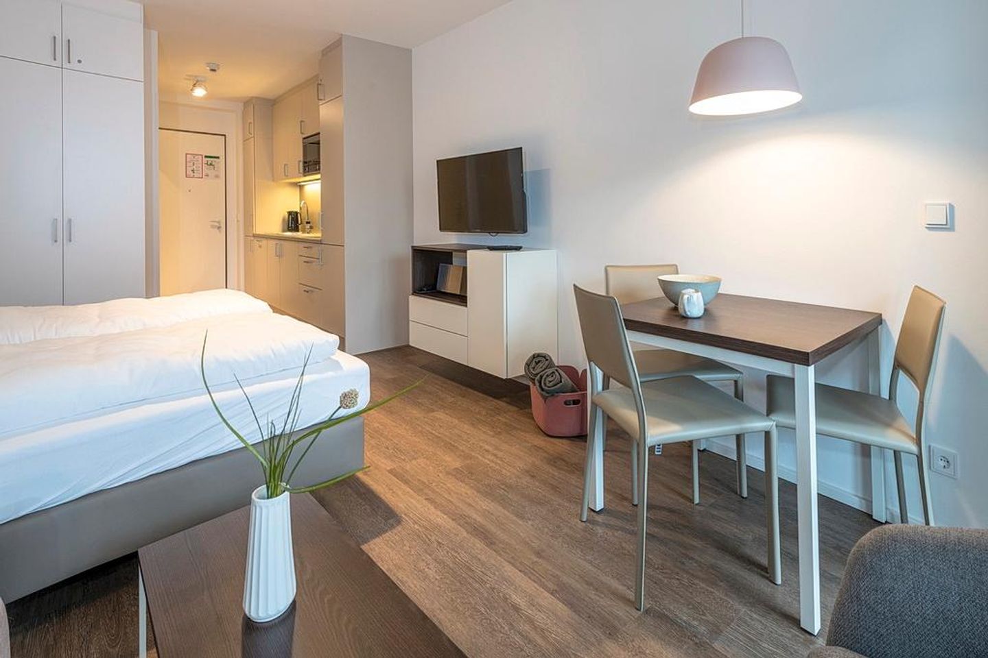 Apartmentvilla Anna See Apartmentvilla Anna See 2-05 Langeoog - Wohn-Essbereich mit Couch und Esstisch