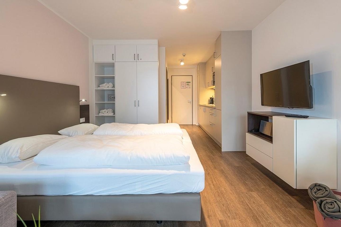 Apartmentvilla Anna See Apartmentvilla Anna See 2-05 Langeoog - Wohn-Essbereich mit Couch und Doppelbett