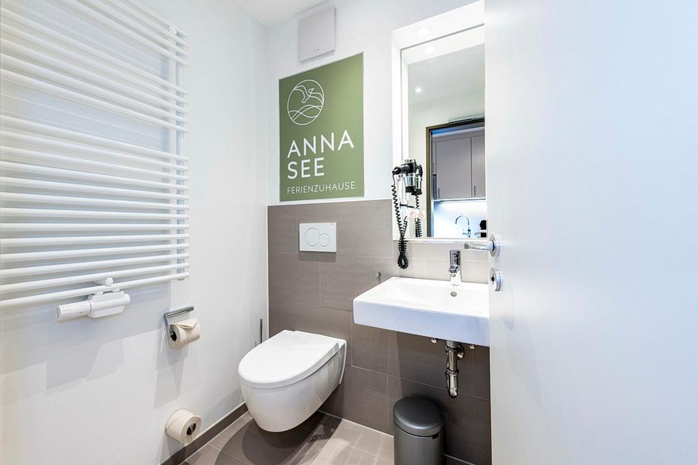 Apartmentvilla Anna See Apartmentvilla Anna See 2-05 Langeoog - Badezimmer mit Dusche, WC, Waschtisch und Spiegel