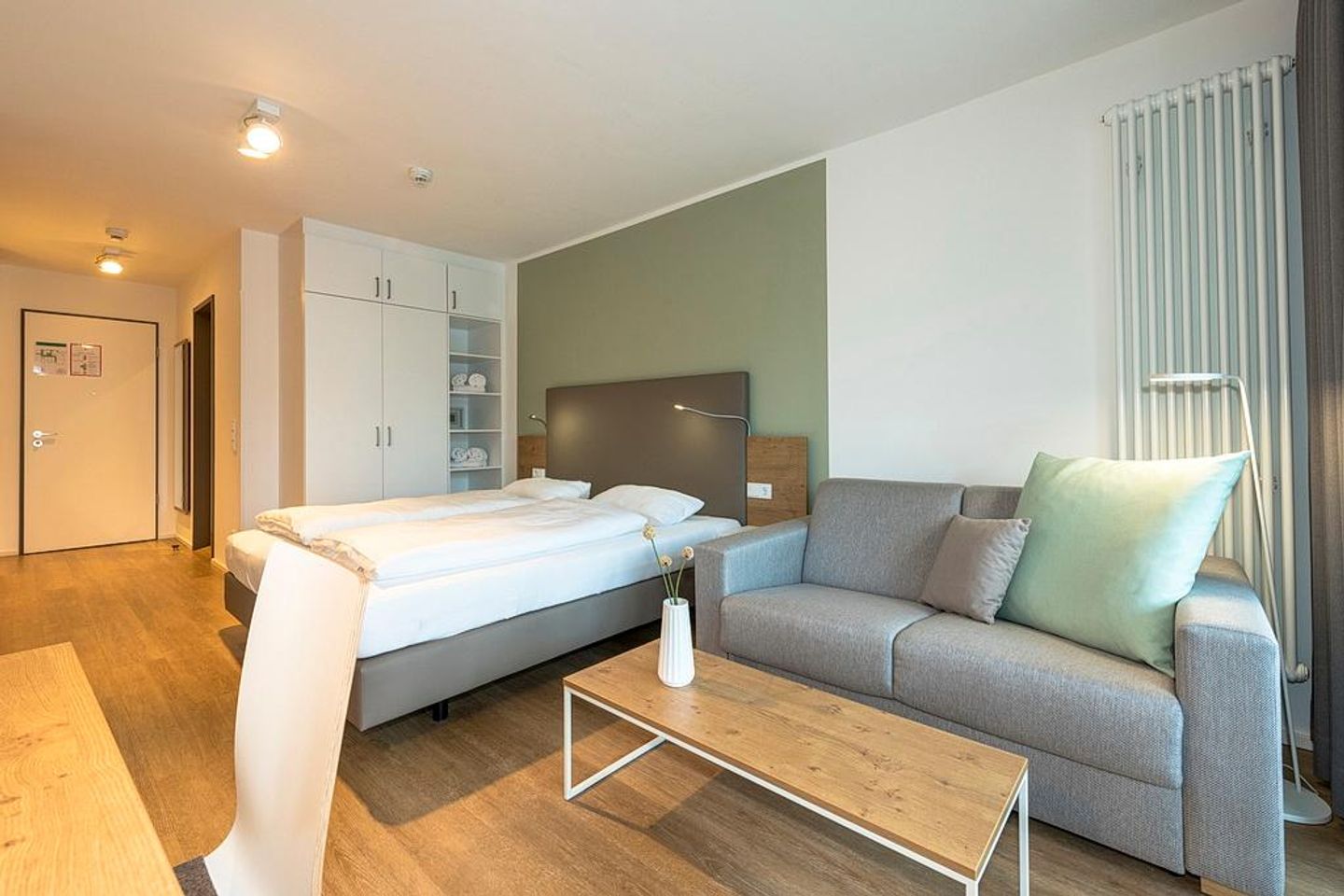 Apartmentvilla Anna See Apartmentvilla Anna See 2-06 Langeoog - Wohn-Schlafbereich mit Couch und Doppelbett