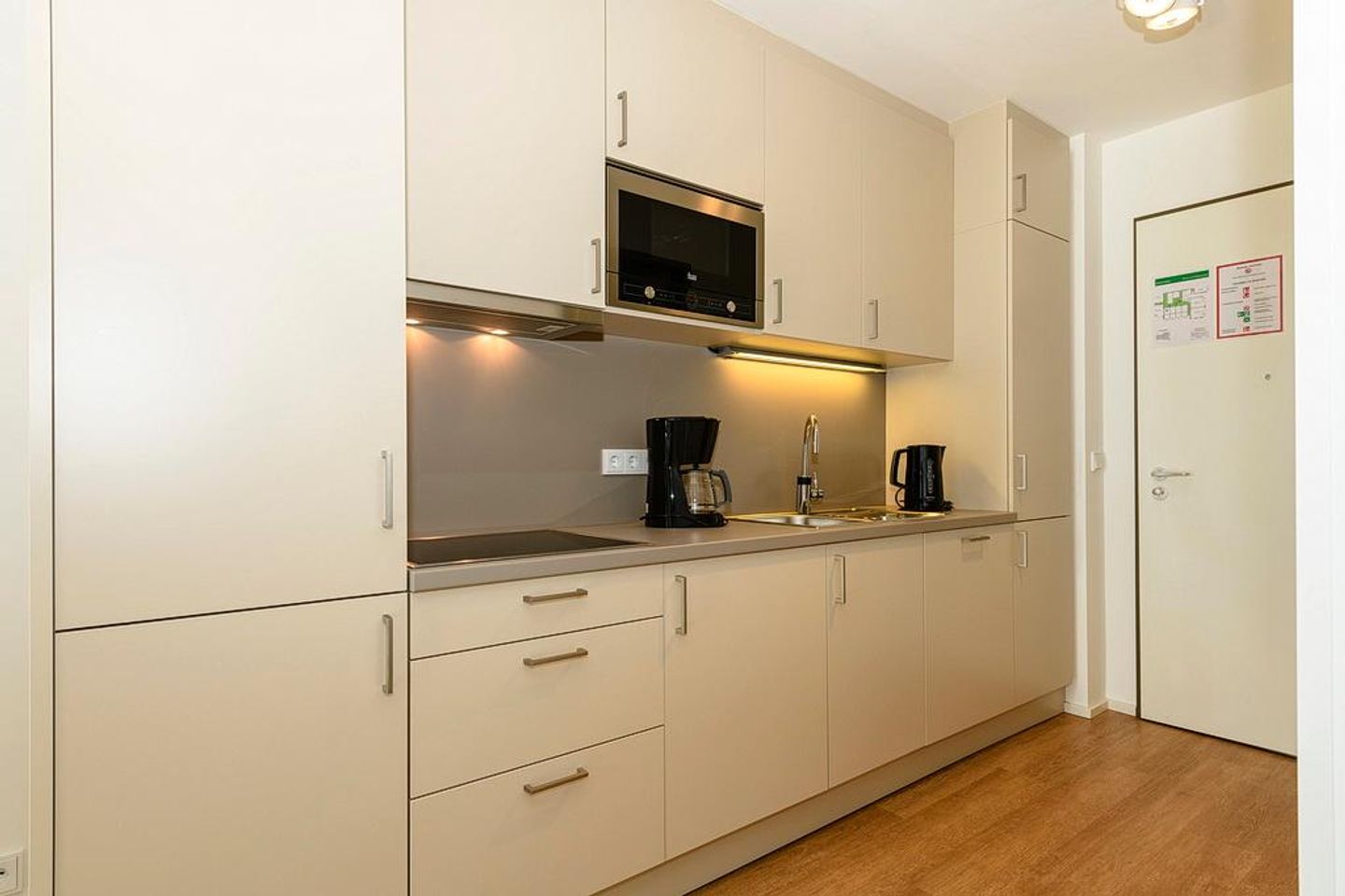 Apartmentvilla Anna See Apartmentvilla Anna See 2-06 Langeoog - Küchenzeile mit Mikrowelle