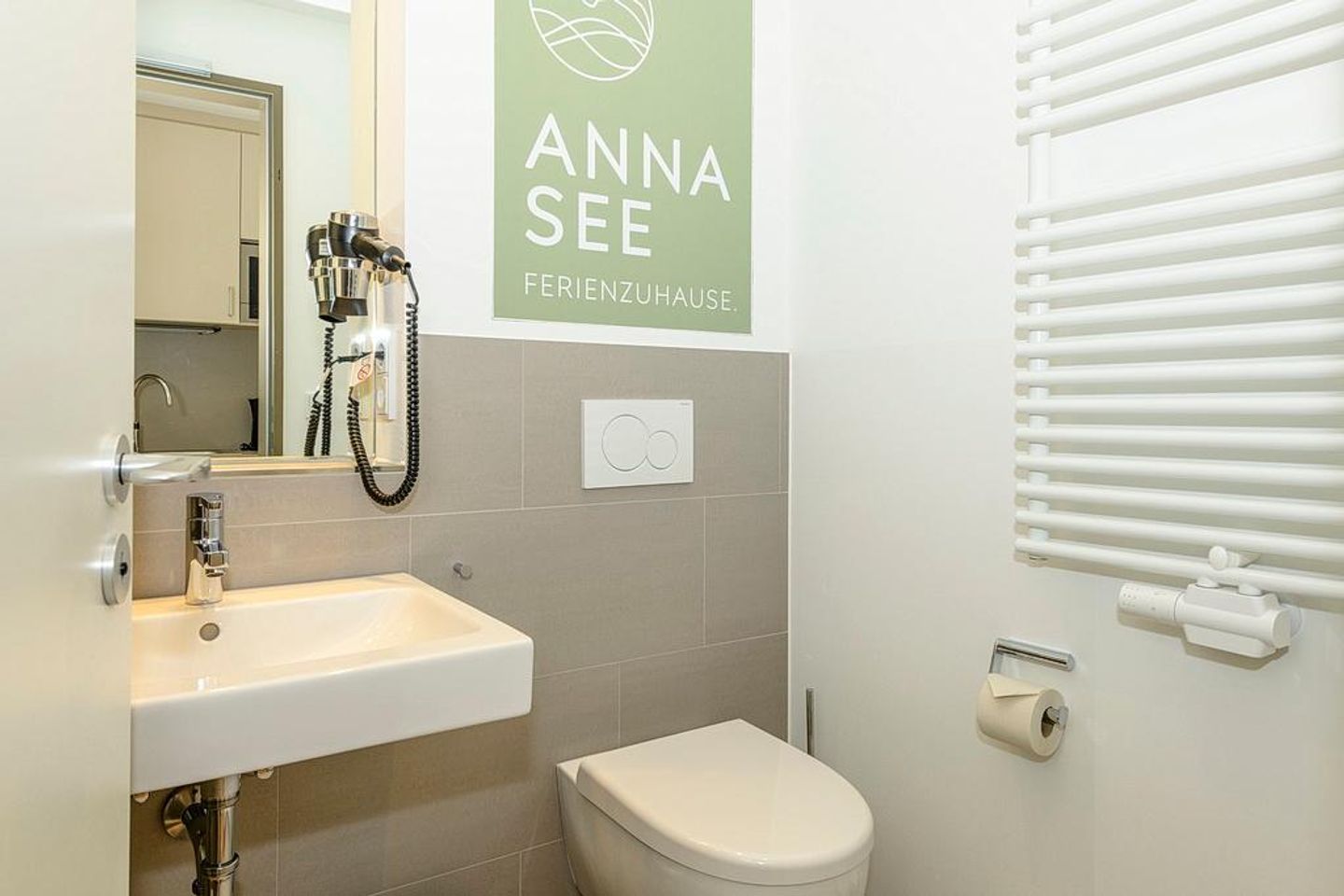 Apartmentvilla Anna See Apartmentvilla Anna See 2-06 Langeoog - Badezimmer mit WC, Waschtisch und Spiegel