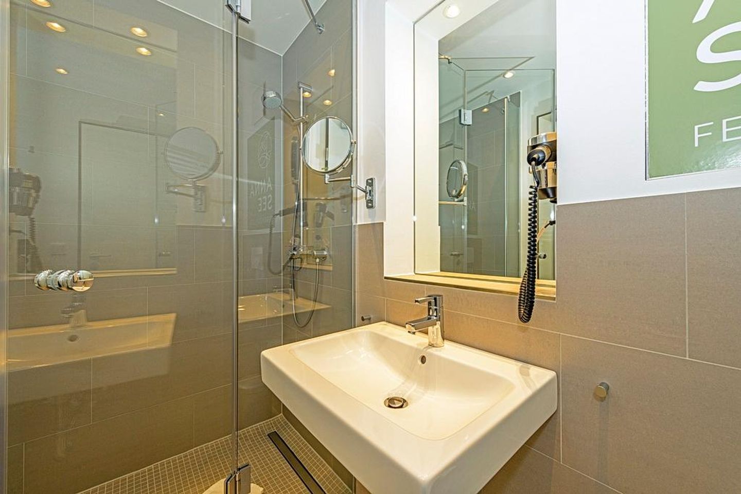 Apartmentvilla Anna See Apartmentvilla Anna See 2-06 Langeoog - Badezimmer mit Dusche, Waschtisch, WC und Spiegel