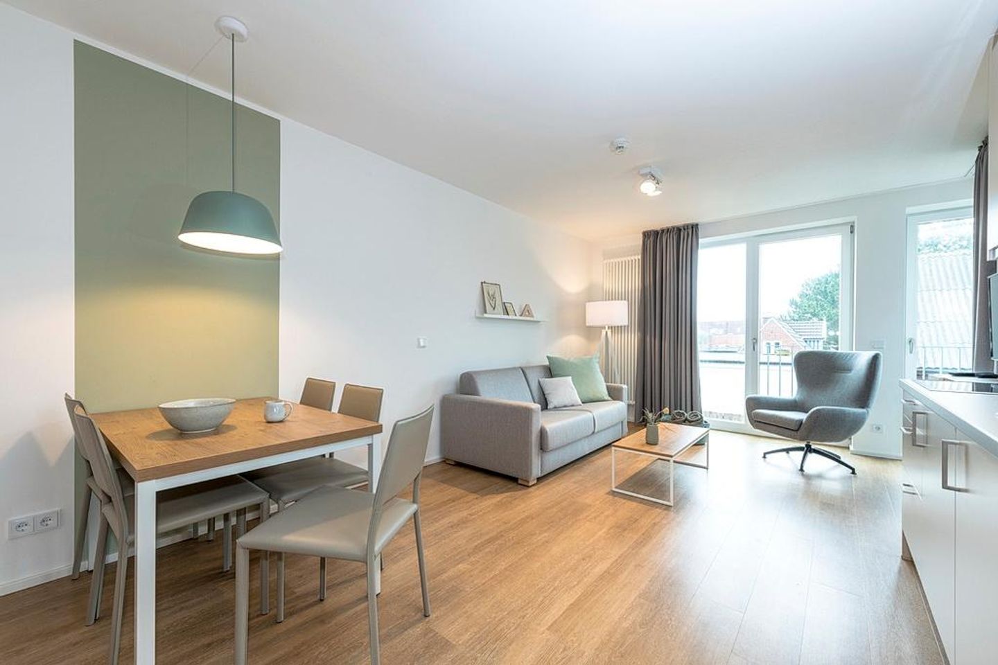Apartmentvilla Anna See Apartmentvilla Anna See 2-08 Langeoog - Wohn-Essbereich mit Couch und Esstisch