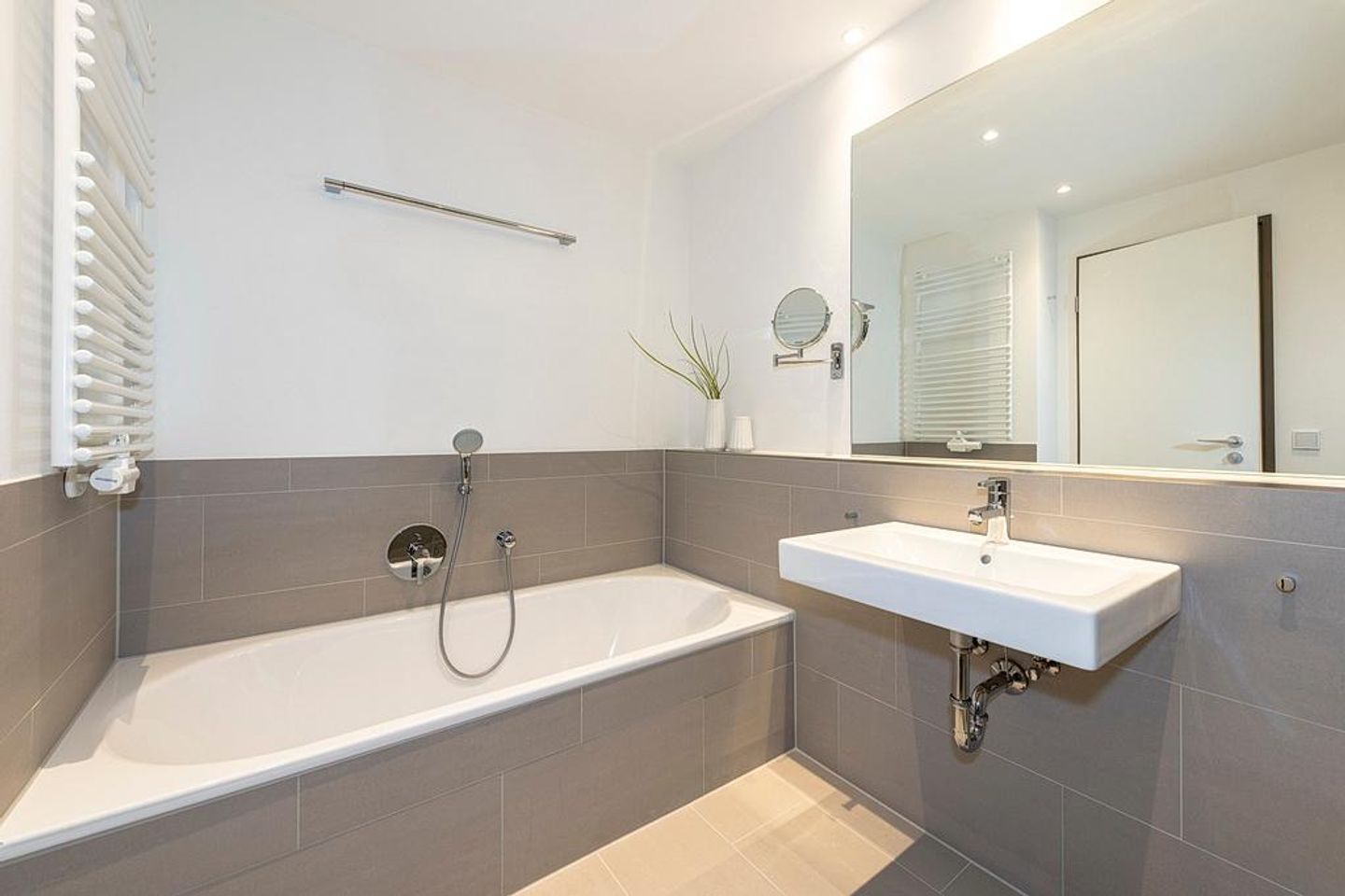 Apartmentvilla Anna See Apartmentvilla Anna See 2-08 Langeoog - Badezimmer mit Badewanne