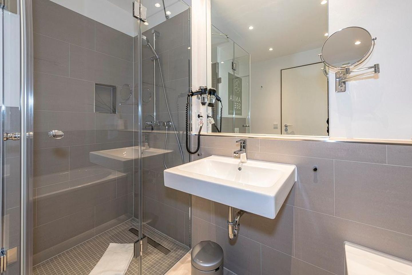 Apartmentvilla Anna See Apartmentvilla Anna See 2-09 Langeoog - Badezimmer mit Dusche, Waschtisch, WC und Spiegel