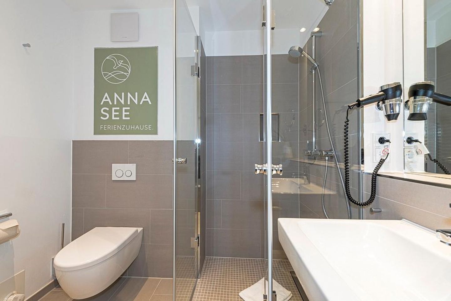 Apartmentvilla Anna See Apartmentvilla Anna See 2-09 Langeoog - Badezimmer mit Dusche, WC, Waschtisch und Spiegel