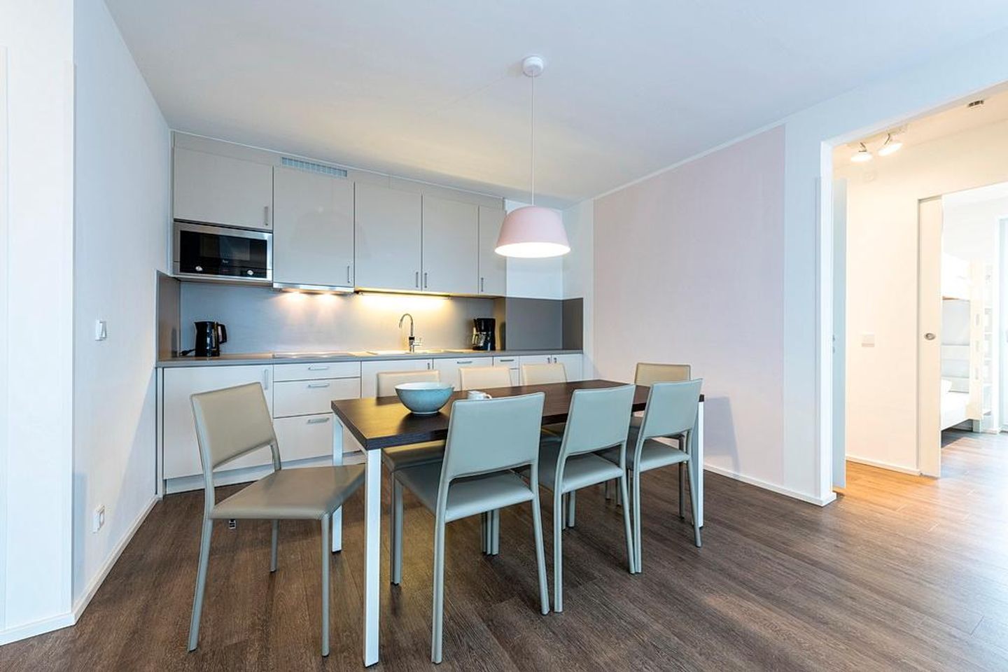 Apartmentvilla Anna See Apartmentvilla Anna See 2-10 Langeoog - Wohn-Essbereich mit Esstisch, Sitzgelegenheit und Küchenzeile