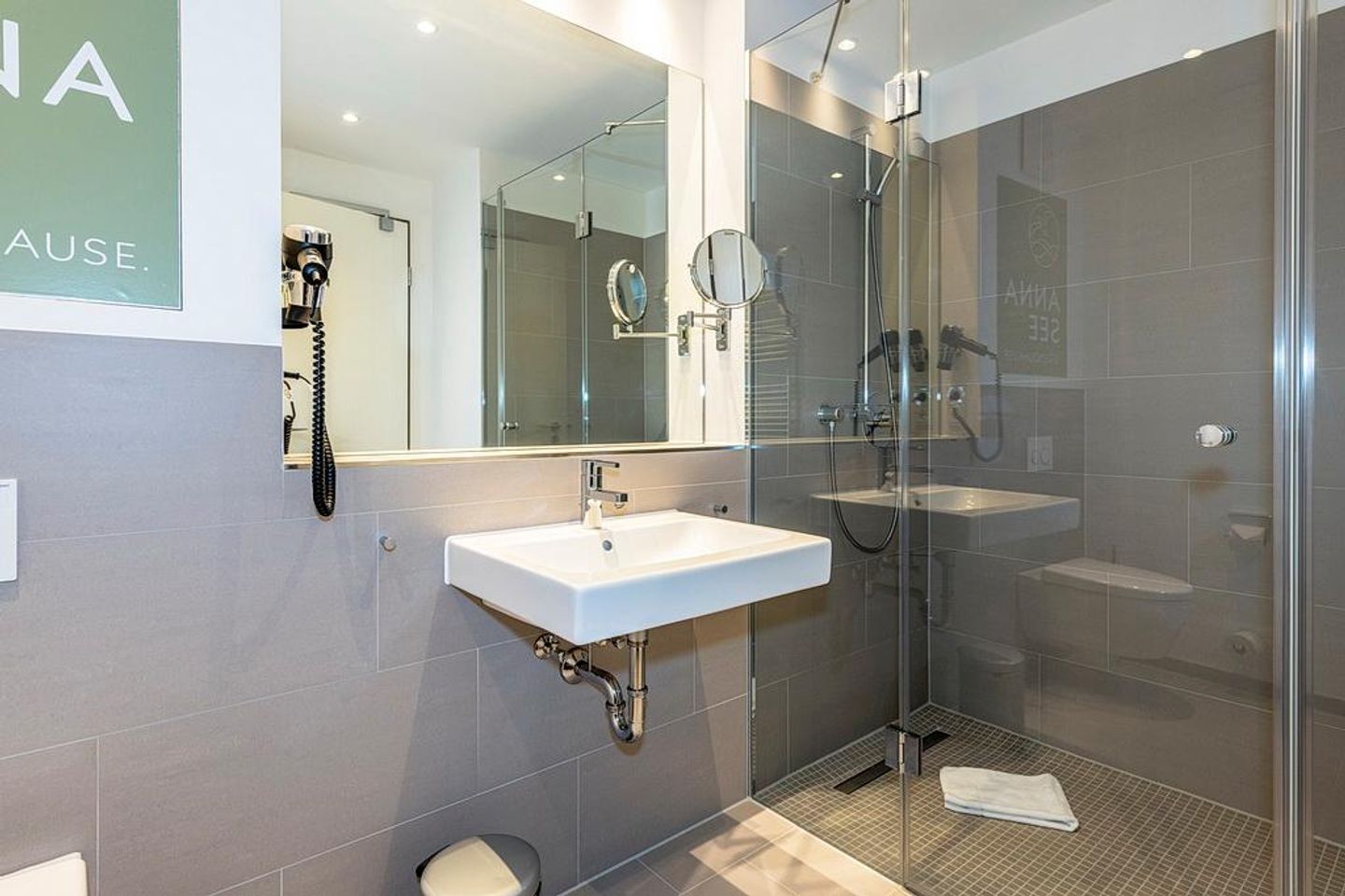 Apartmentvilla Anna See Apartmentvilla Anna See 2-10 Langeoog - Badezimmer mit Dusche, Waschtisch, WC und Spiegel