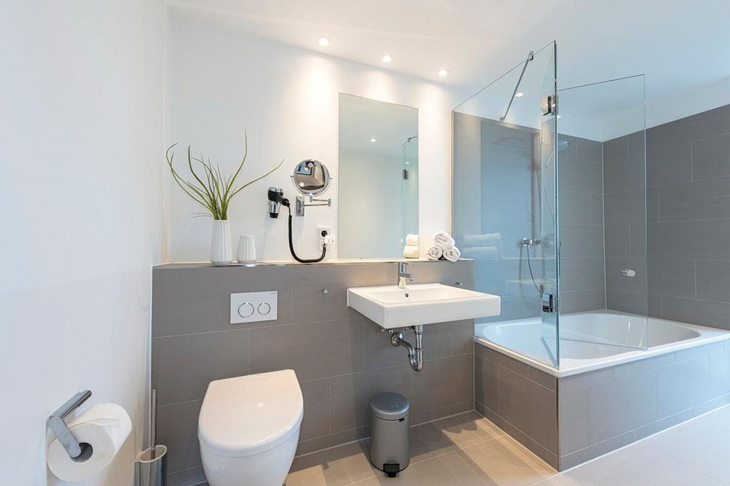 Apartmentvilla Anna See Apartmentvilla Anna See 2-10 Langeoog - Badezimmer mit Badewanne, Waschtisch und WC