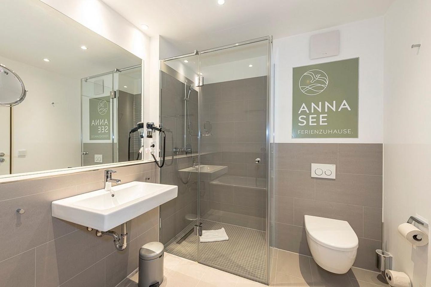 Apartmentvilla Anna See Apartmentvilla Anna See 2-11 Langeoog - Badezimmer mit Dusche und WC