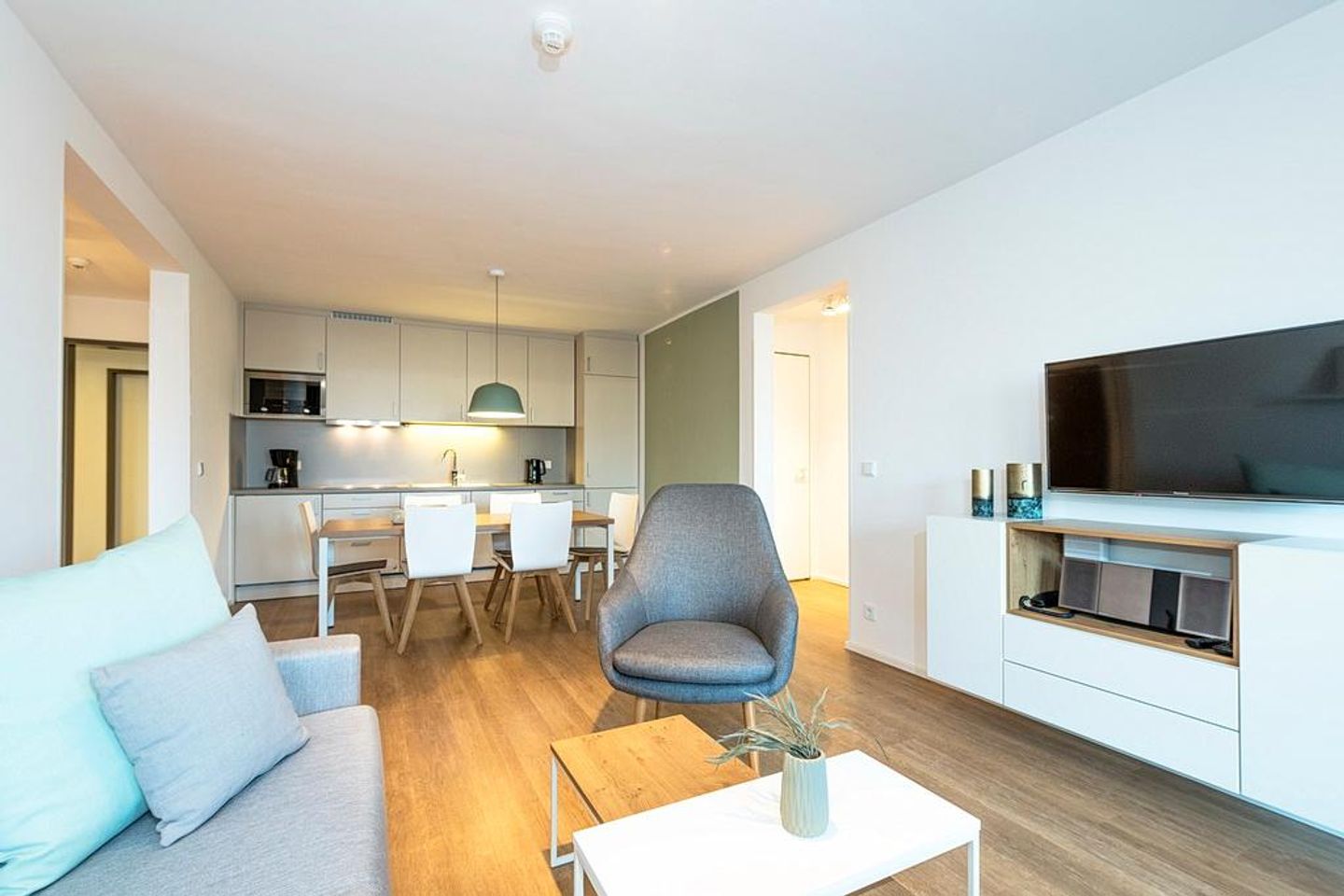 Apartmentvilla Anna See Apartmentvilla Anna See 2-13 Langeoog - Wohn-Essbereich mit Esstisch und TV