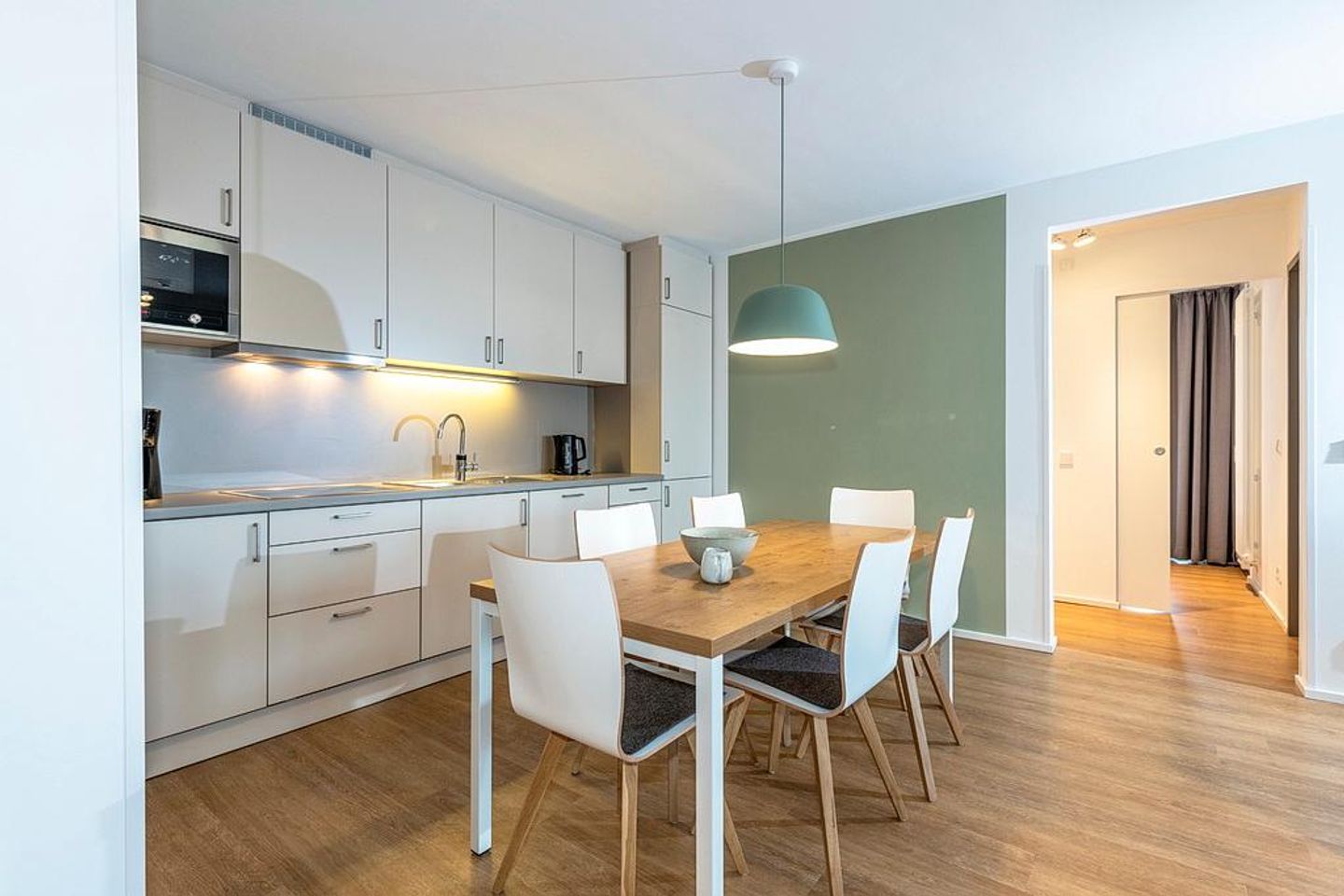 Apartmentvilla Anna See Apartmentvilla Anna See 2-13 Langeoog - Küchenzeile mit Esstisch und Sitzgelegenheit