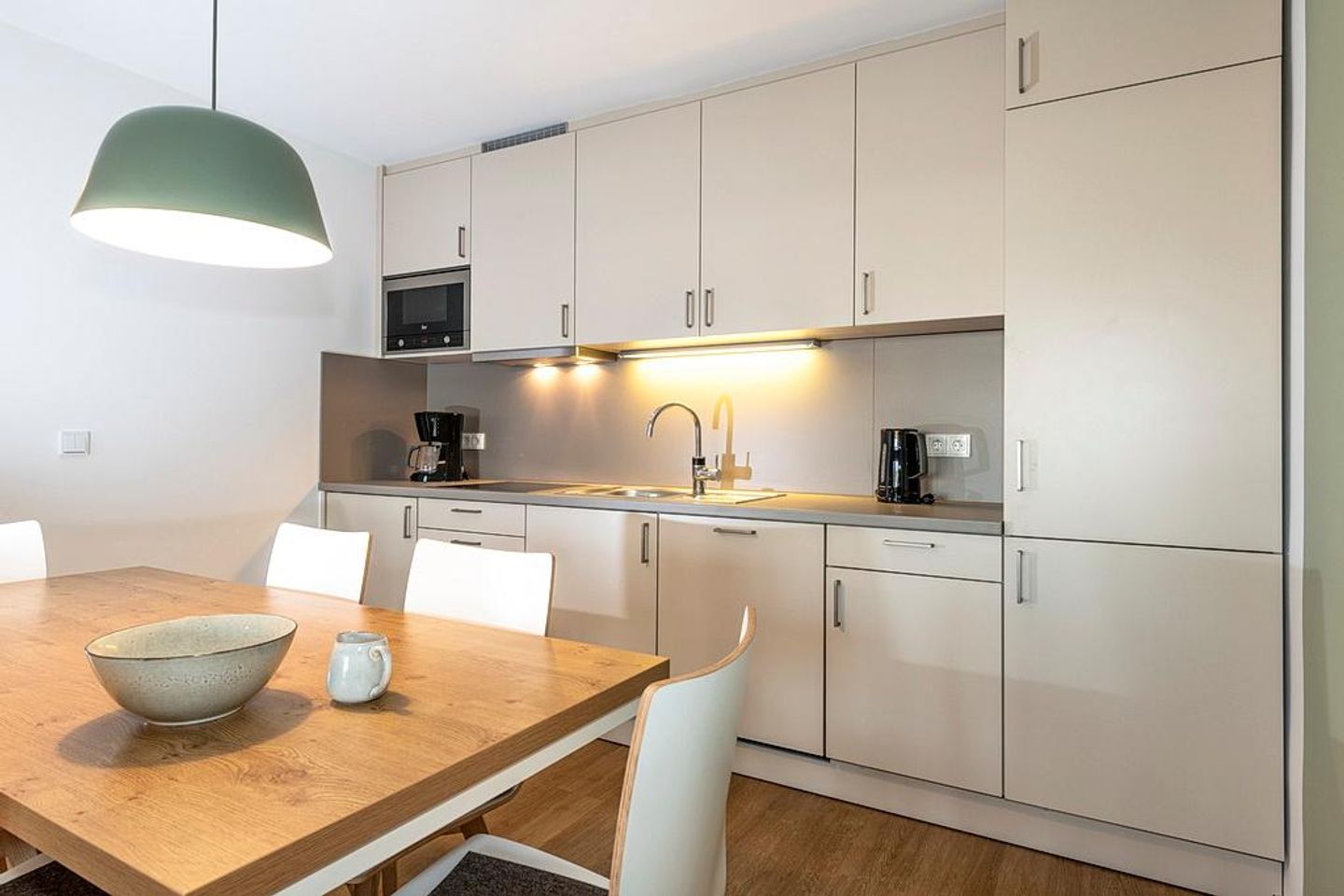 Apartmentvilla Anna See Apartmentvilla Anna See 2-13 Langeoog - Küchenzeile mit Mikrowelle