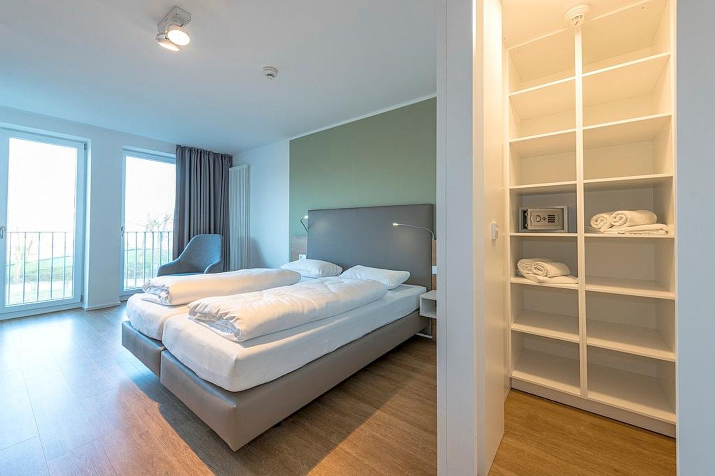 Apartmentvilla Anna See Apartmentvilla Anna See 2-13 Langeoog - Schlafzimmer mit Boxspringbett und Safe