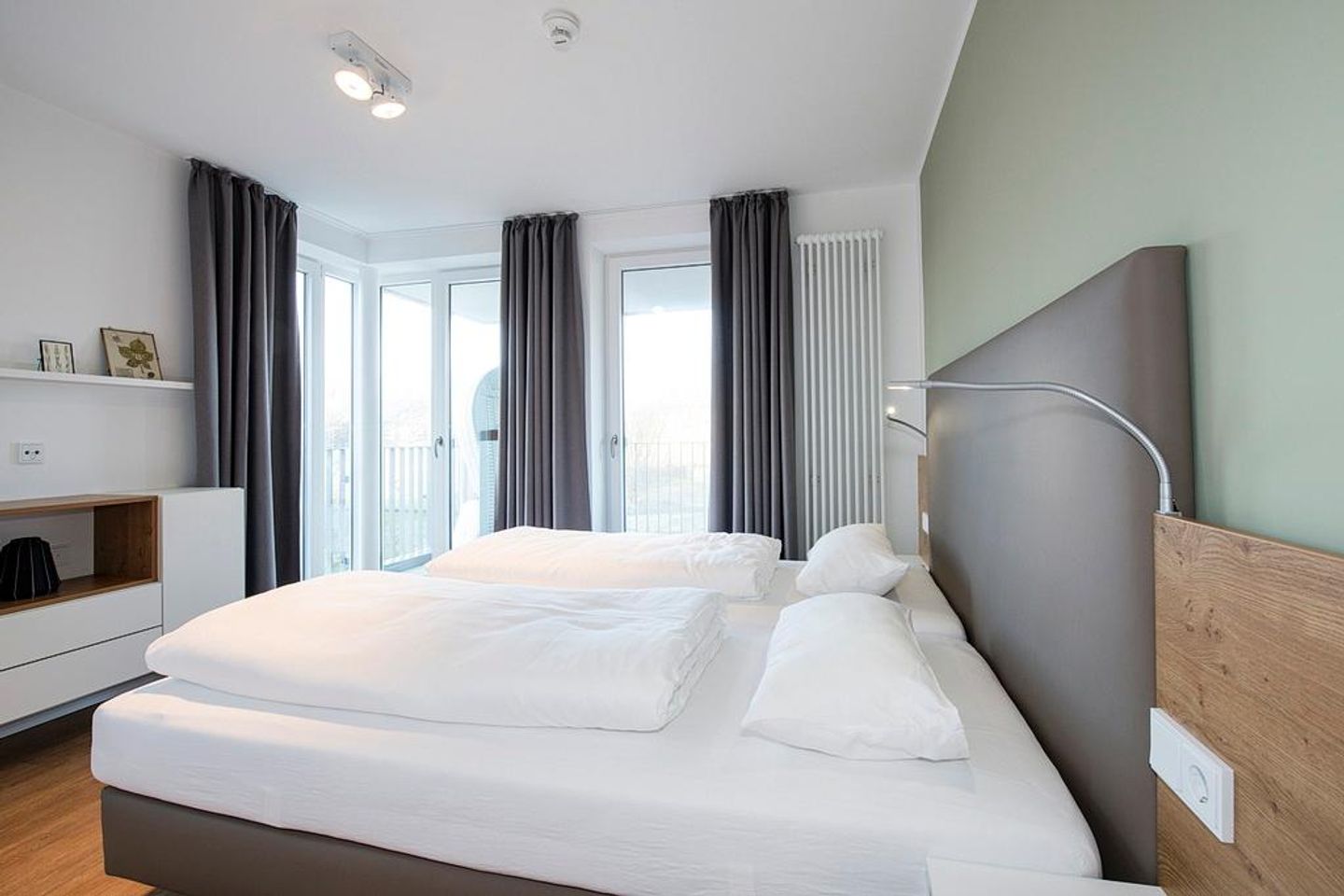 Apartmentvilla Anna See Apartmentvilla Anna See 2-13 Langeoog - Schlafzimmer mit Boxspringbett und Zugang zum Balkon