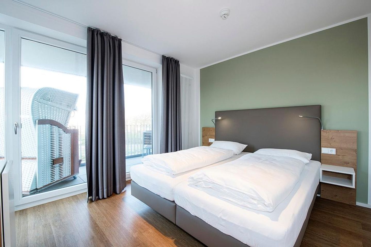 Apartmentvilla Anna See Apartmentvilla Anna See 2-13 Langeoog - Schlafzimmer mit Boxspringbett und Zugang zum Balkon