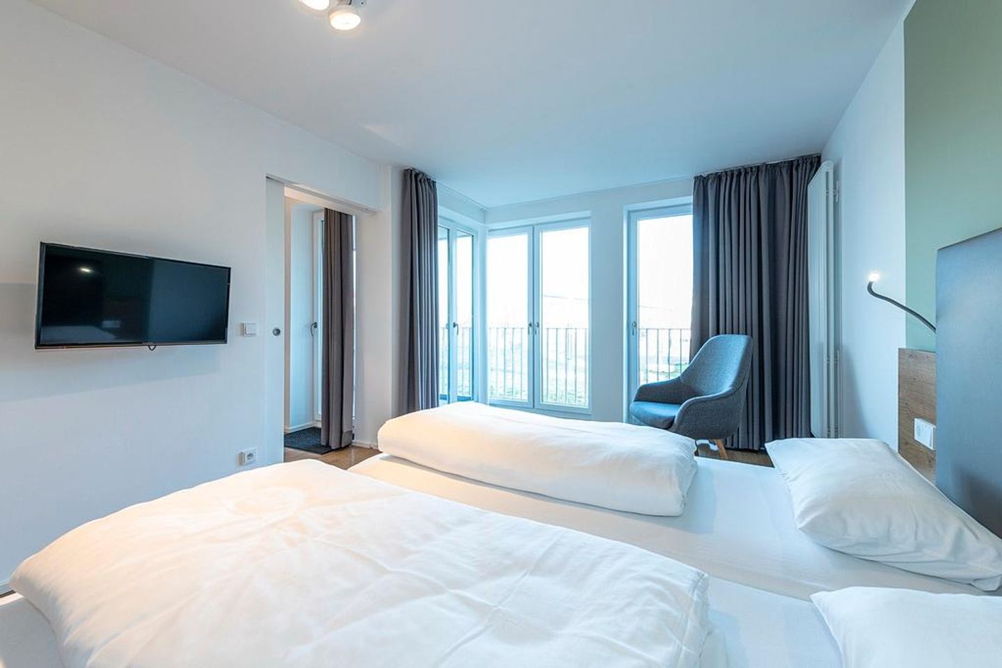 Apartmentvilla Anna See Apartmentvilla Anna See 2-13 Langeoog - Schlafzimmer mit Boxspringbett und TV