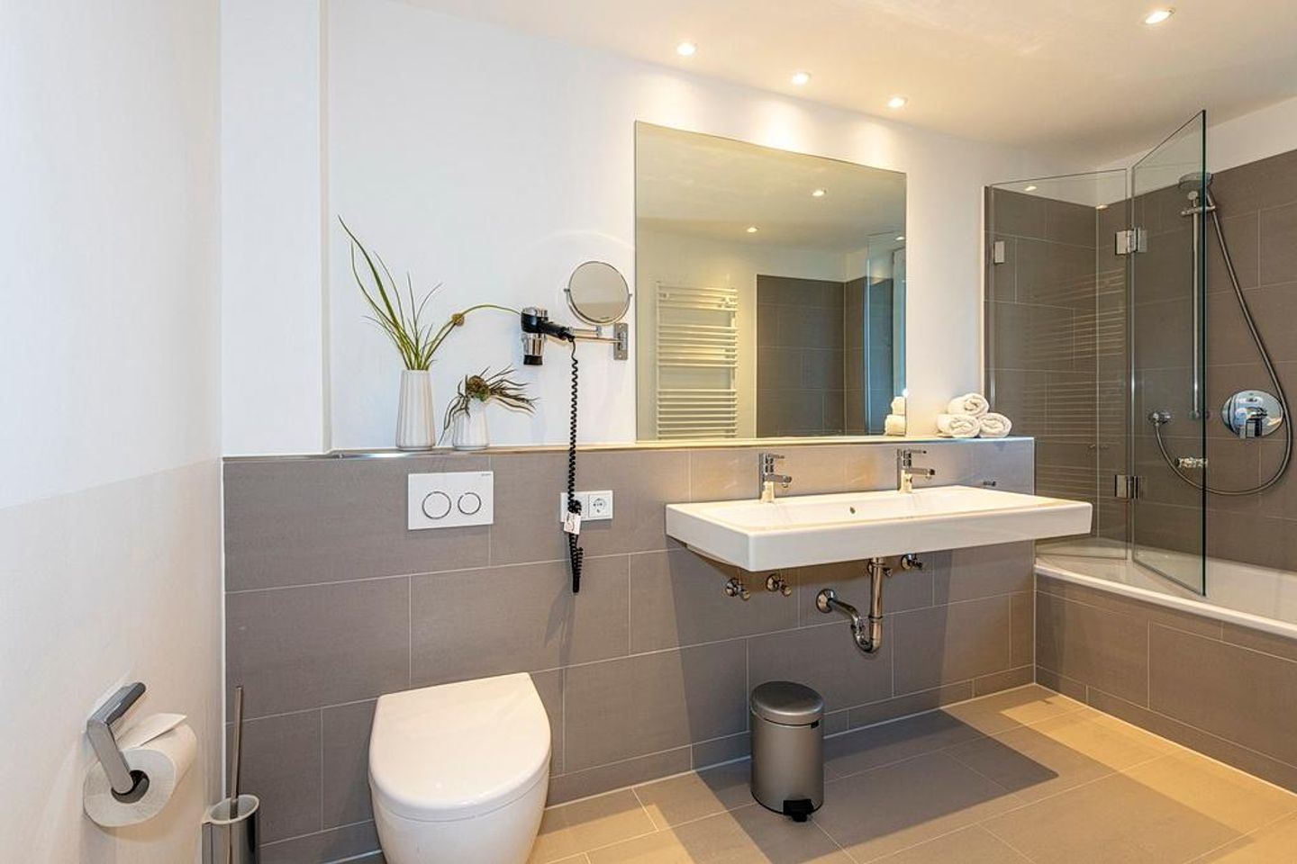 Apartmentvilla Anna See Apartmentvilla Anna See 2-13 Langeoog - Badezimmer mit WC, Waschtisch und Spiegel