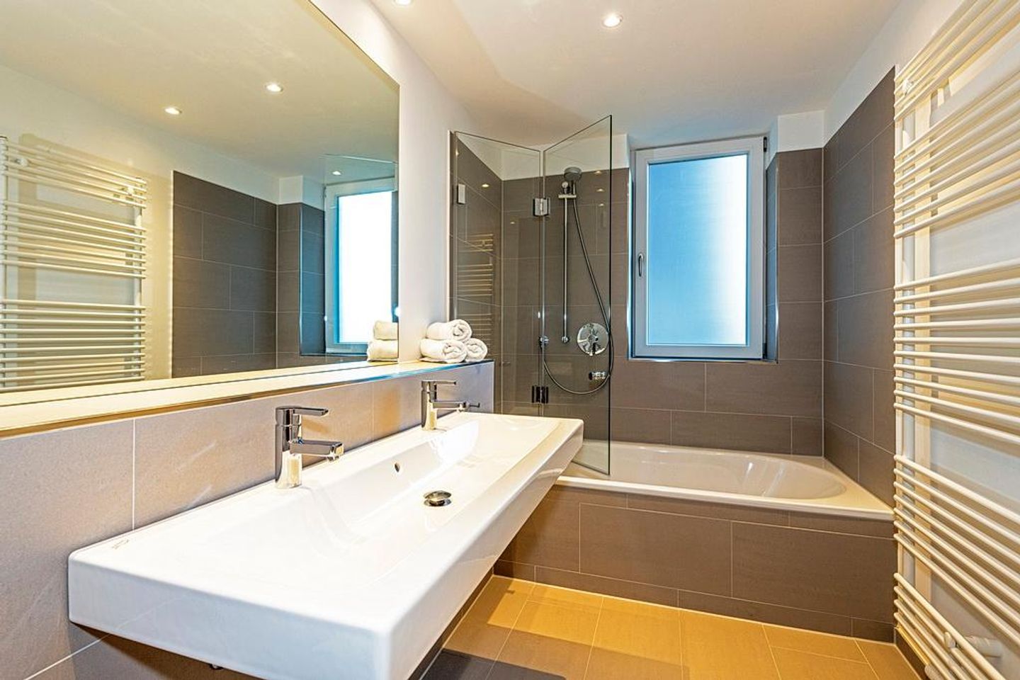 Apartmentvilla Anna See Apartmentvilla Anna See 2-13 Langeoog - Badezimmer mit Waschtisch, Spiegel und Badewanne