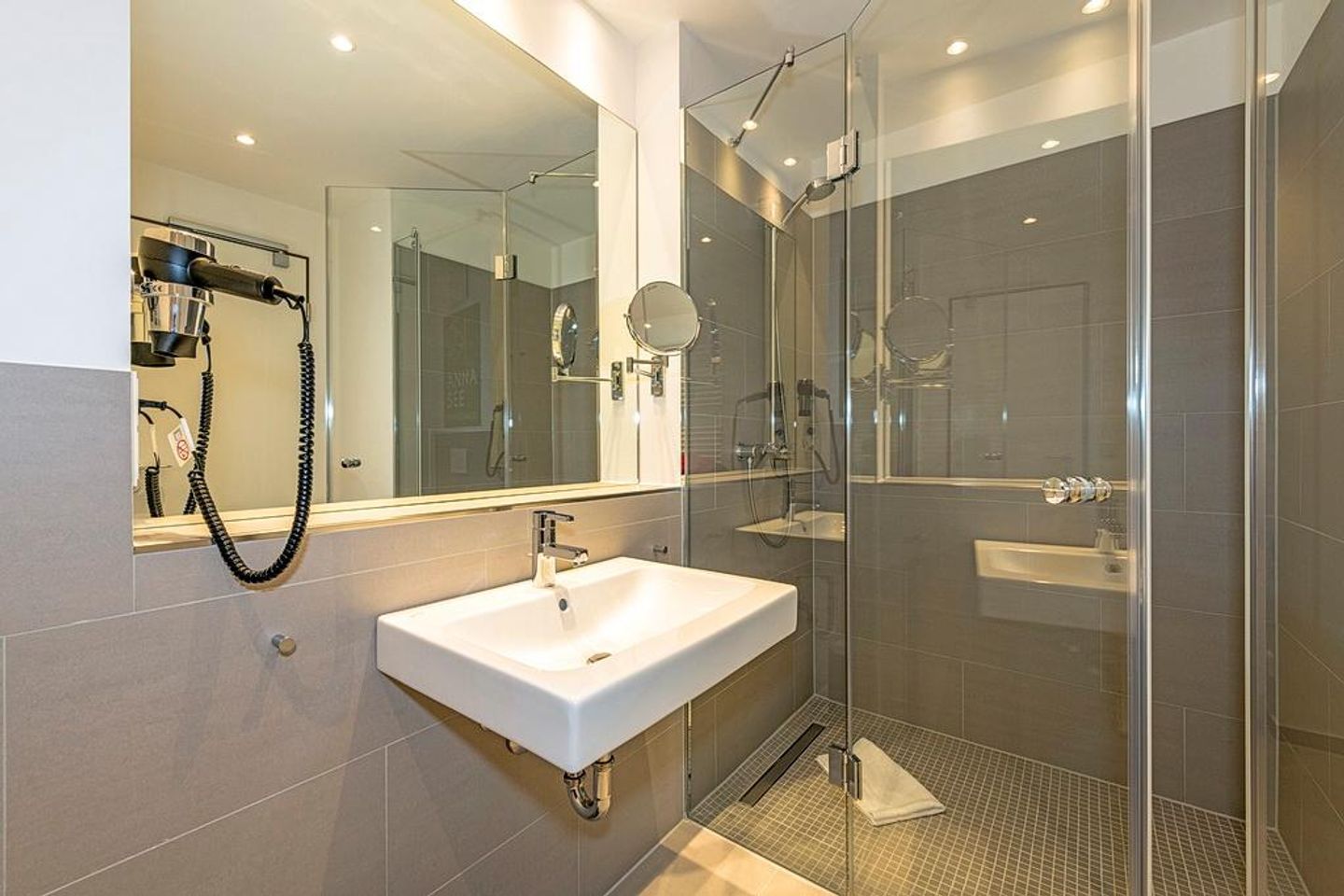 Apartmentvilla Anna See Apartmentvilla Anna See 2-13 Langeoog - Badezimmer mit Waschtisch, Dusche und Spiegel