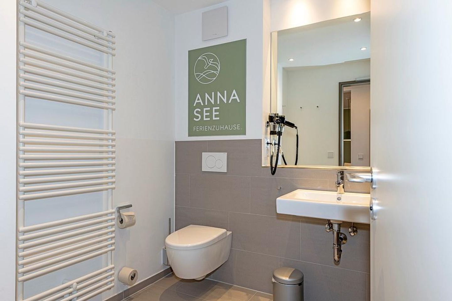 Apartmentvilla Anna See Apartmentvilla Anna See 2-13 Langeoog - Badezimmer mit Waschtisch, Spiegel und WC