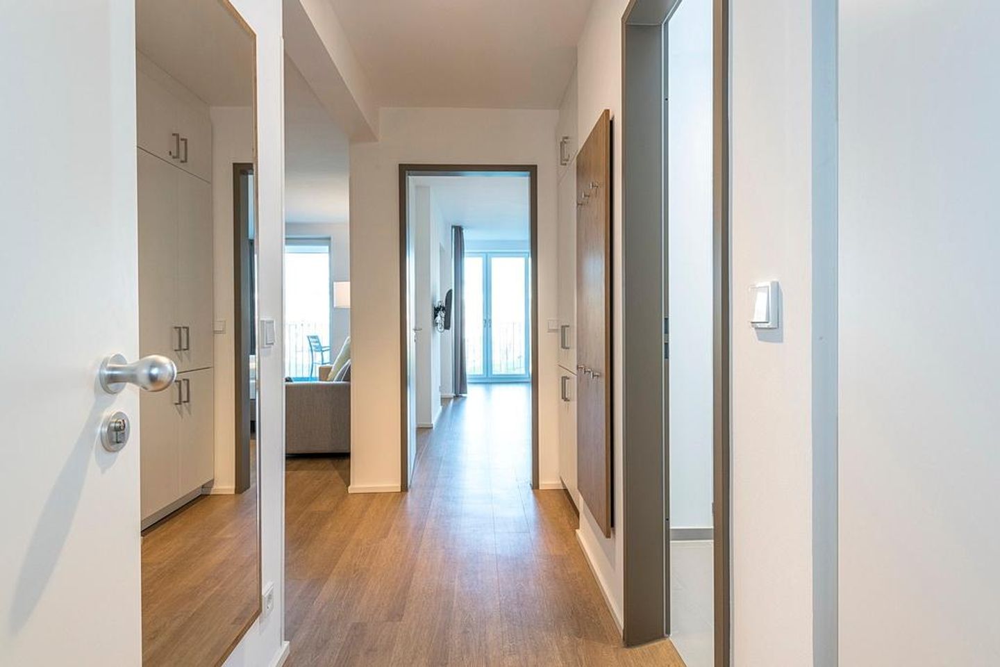 Apartmentvilla Anna See Apartmentvilla Anna See 2-13 Langeoog - Flur mit Garderobe und Blick zum Schlafzimmer