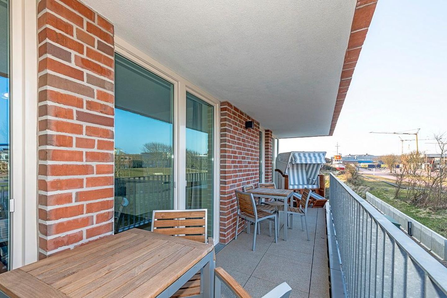 Apartmentvilla Anna See Apartmentvilla Anna See 2-13 Langeoog - Überdachter Balkon mit Sitzgelegenheit und Strandkorb