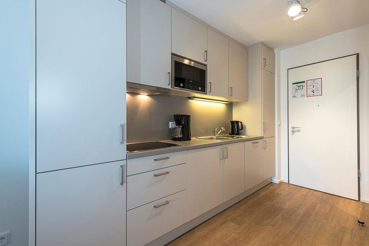 Apartmentvilla Anna See Apartmentvilla Anna See 2-14 Langeoog - Küchenzeile mit Mikrowelle