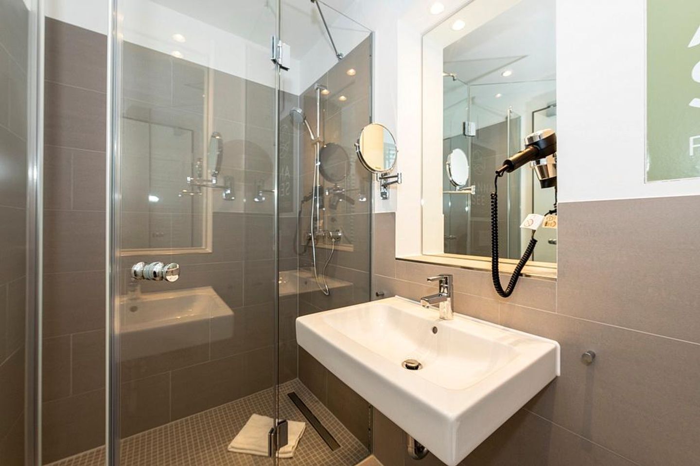 Apartmentvilla Anna See Apartmentvilla Anna See 2-14 Langeoog - Badezimmer mit Dusche, Waschtisch, WC und Spiegel