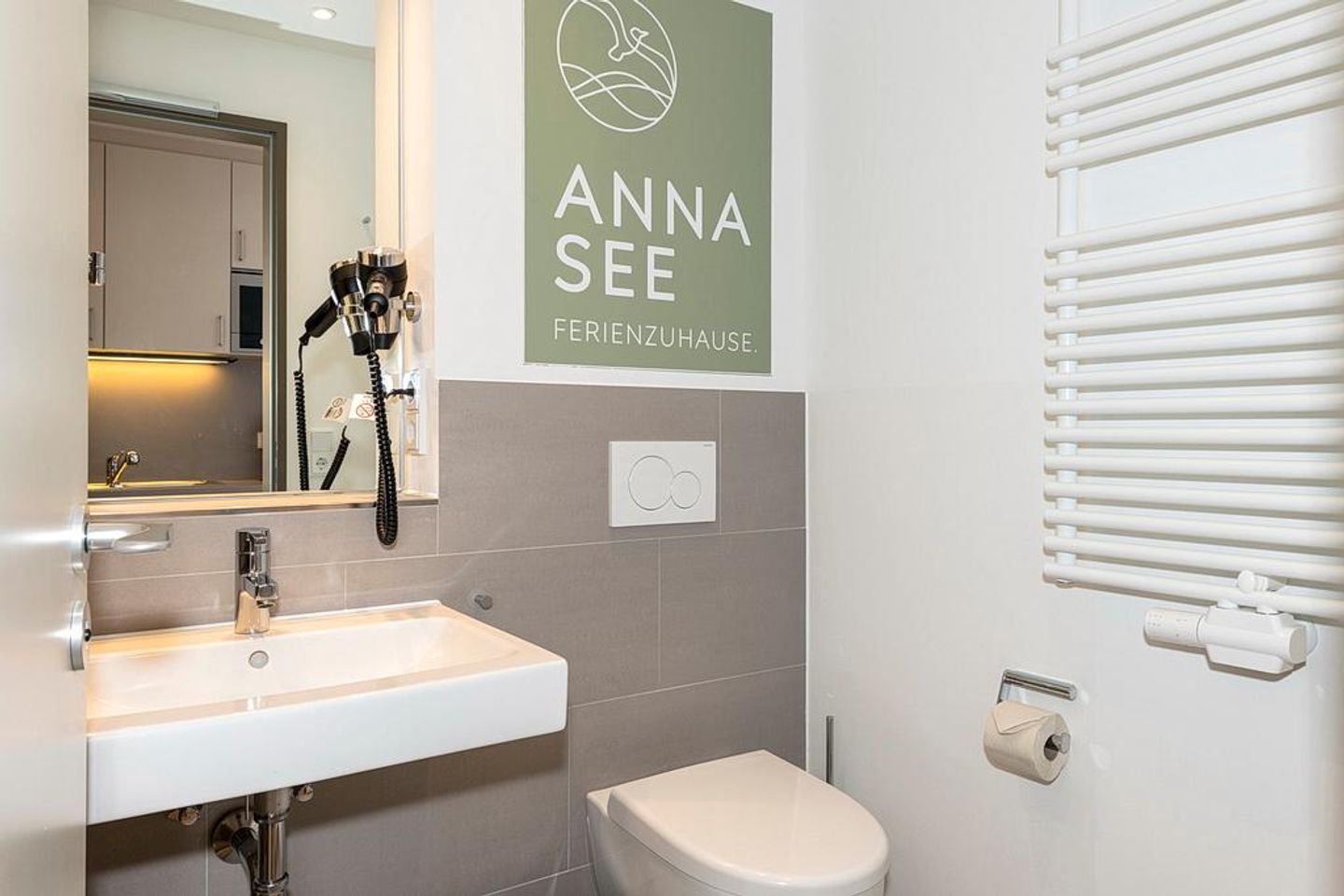 Apartmentvilla Anna See Apartmentvilla Anna See 2-14 Langeoog - Badezimmer mit WC, Waschtisch und Spiegel