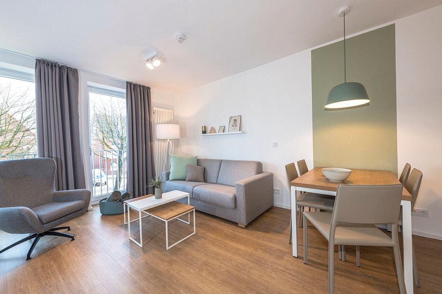 Apartmentvilla Anna See Apartmentvilla Anna See 2-15 Langeoog - Wohnbereich mit Couch, Sesseln und Esstisch