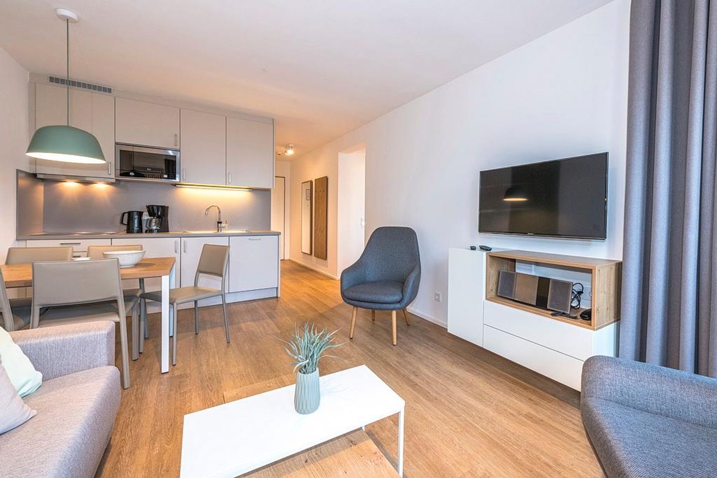 Apartmentvilla Anna See Apartmentvilla Anna See 2-15 Langeoog - Wohn-Essbereich mit Küchenzeile und TV