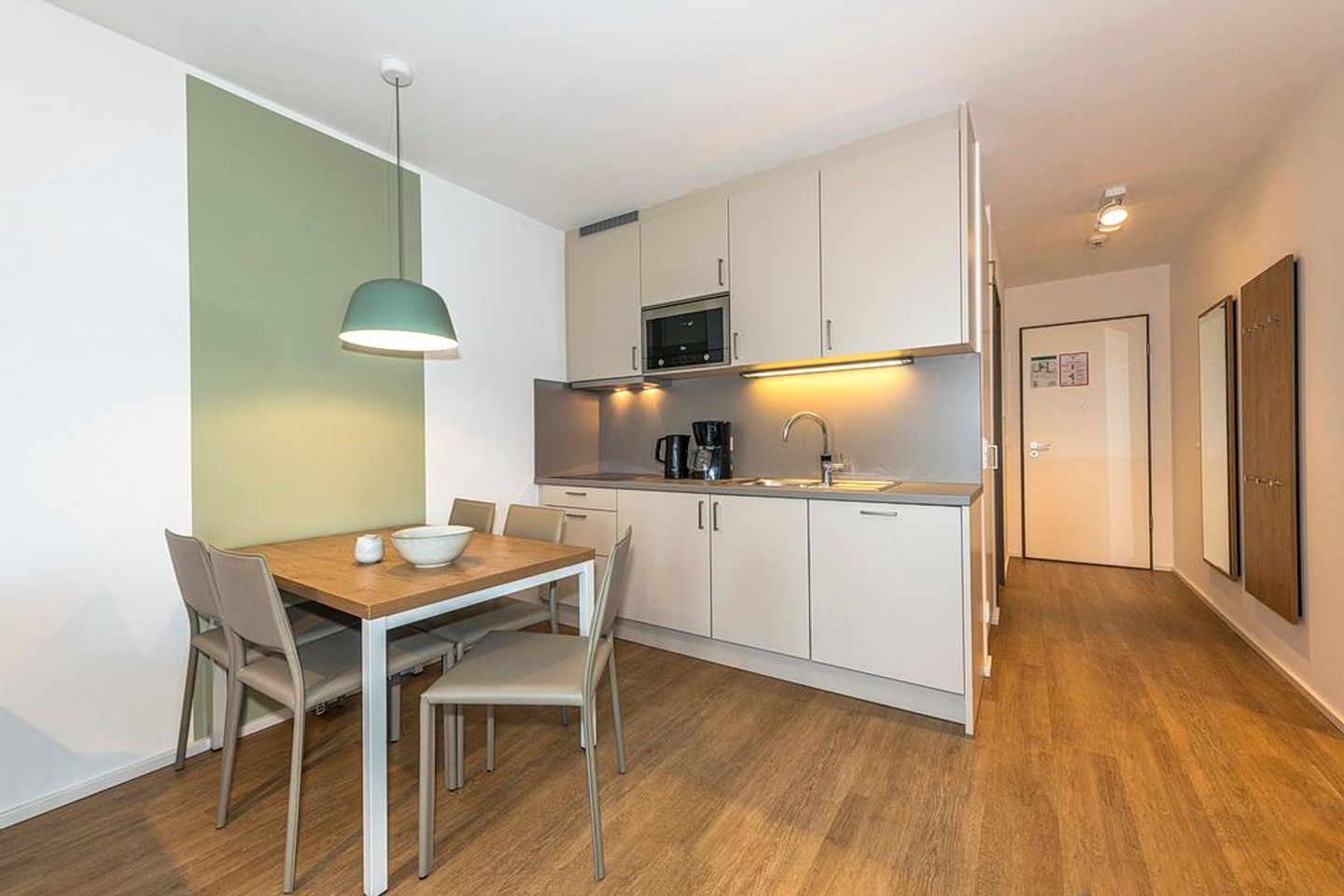 Apartmentvilla Anna See Apartmentvilla Anna See 2-15 Langeoog - Küchenzeile mit Mikrowelle