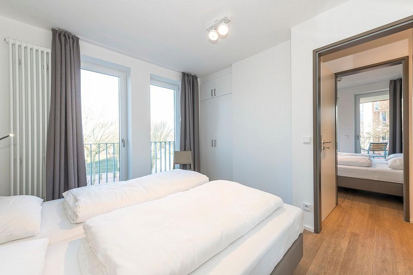 Apartmentvilla Anna See Apartmentvilla Anna See 2-15 Langeoog - Schlafzimmer mit Boxspringbett und Kleiderschrank