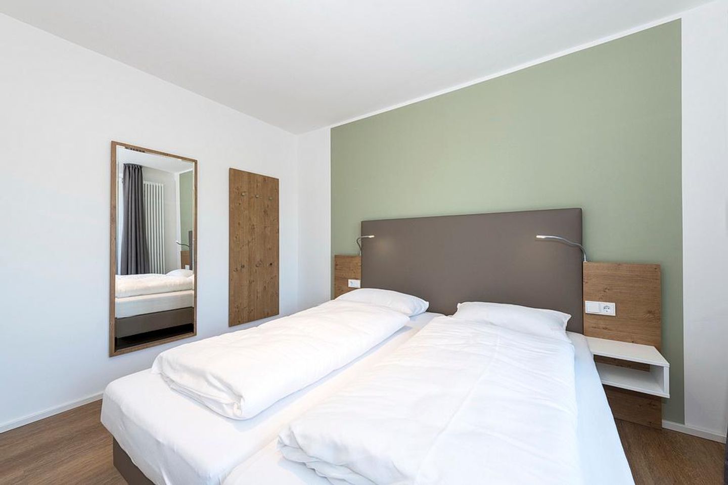 Apartmentvilla Anna See Apartmentvilla Anna See 2-15 Langeoog - Schlafzimmer mit Boxspringbett und Garderobe