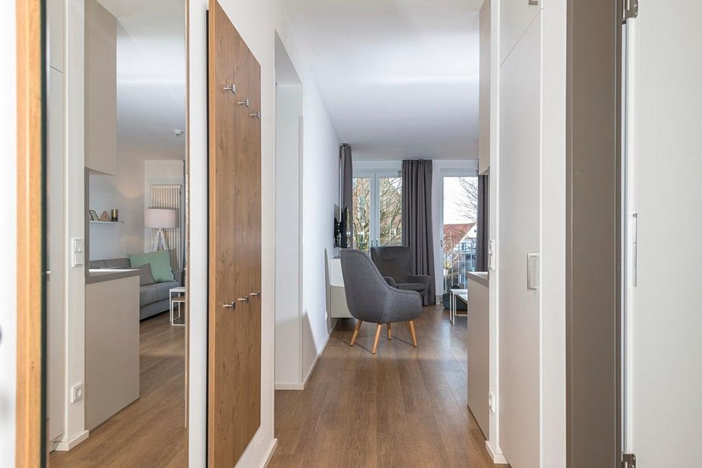 Apartmentvilla Anna See Apartmentvilla Anna See 2-15 Langeoog - Flur mit Garderobe und Blick zum Wohn-Essbereich