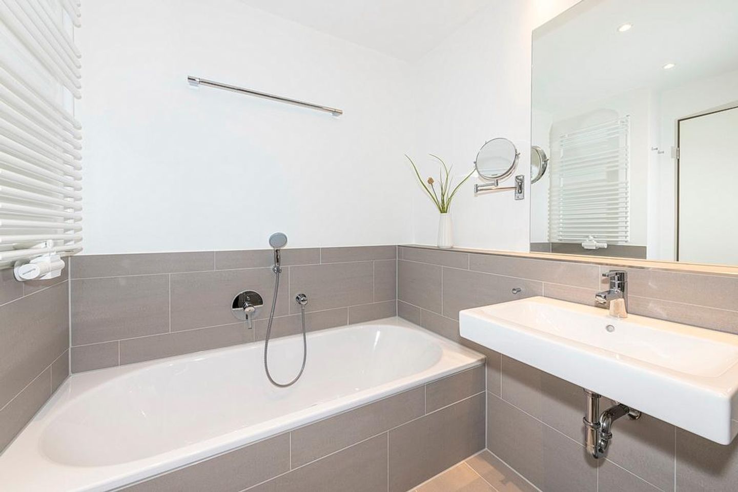 Apartmentvilla Anna See Apartmentvilla Anna See 2-15 Langeoog - Badezimmer mit Badewanne und Waschtisch