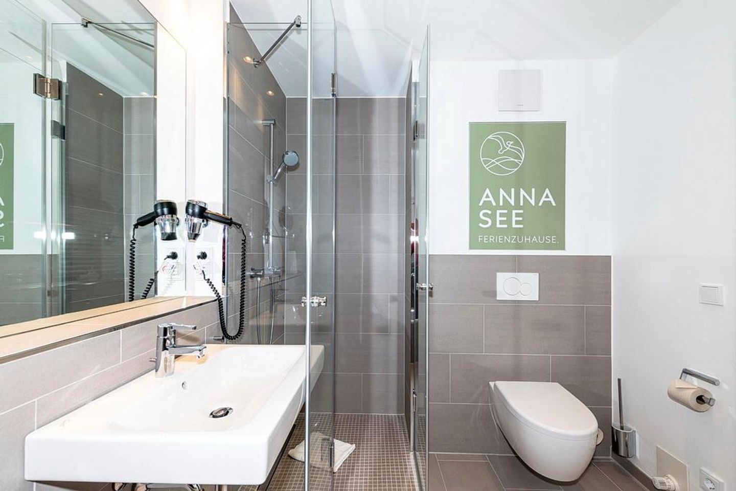 Apartmentvilla Anna See Apartmentvilla Anna See 2-15 Langeoog - Badezimmer mit Dusche, Waschtisch, WC und Spiegel