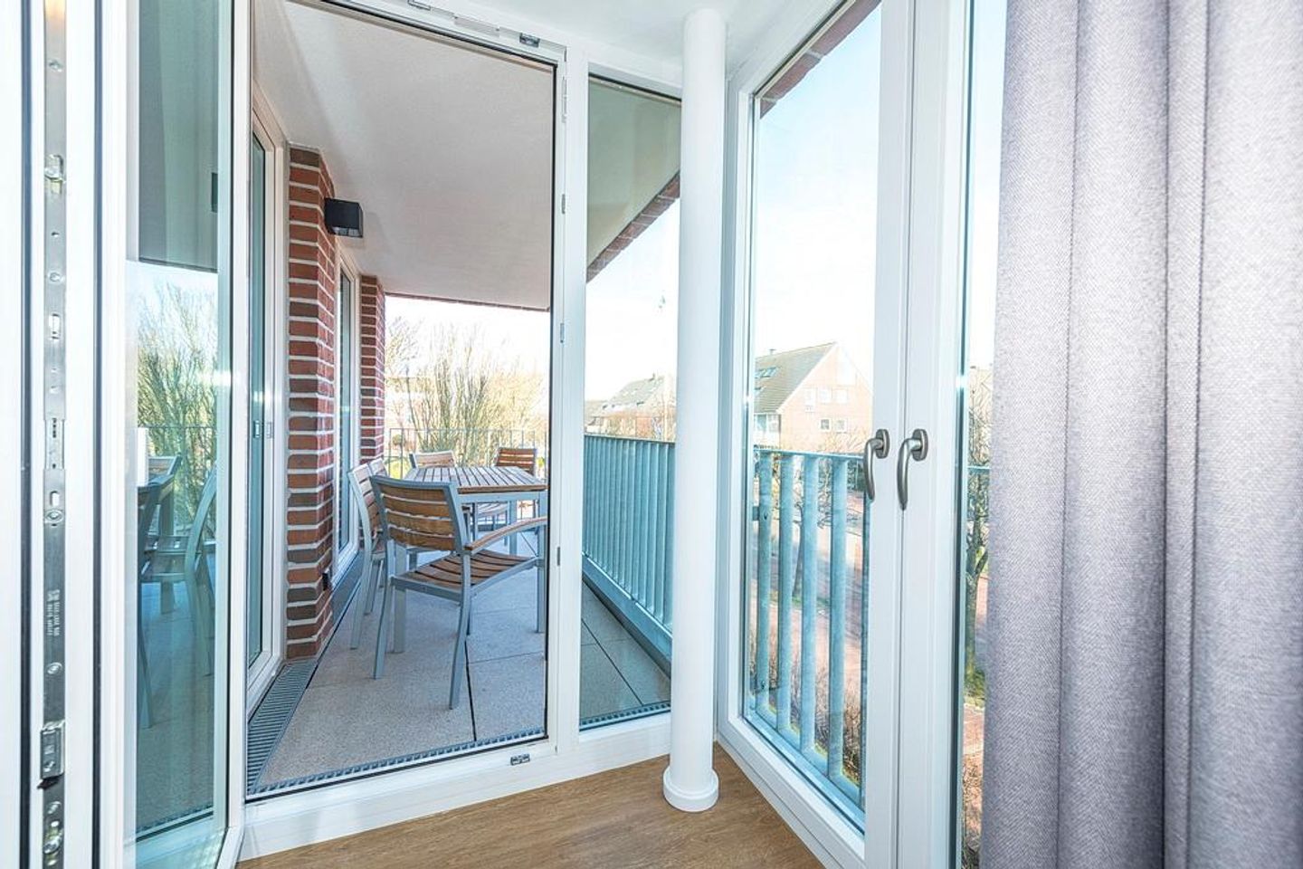 Apartmentvilla Anna See Apartmentvilla Anna See 2-15 Langeoog - Überdachter Balkon mit Sitzgelegenheit