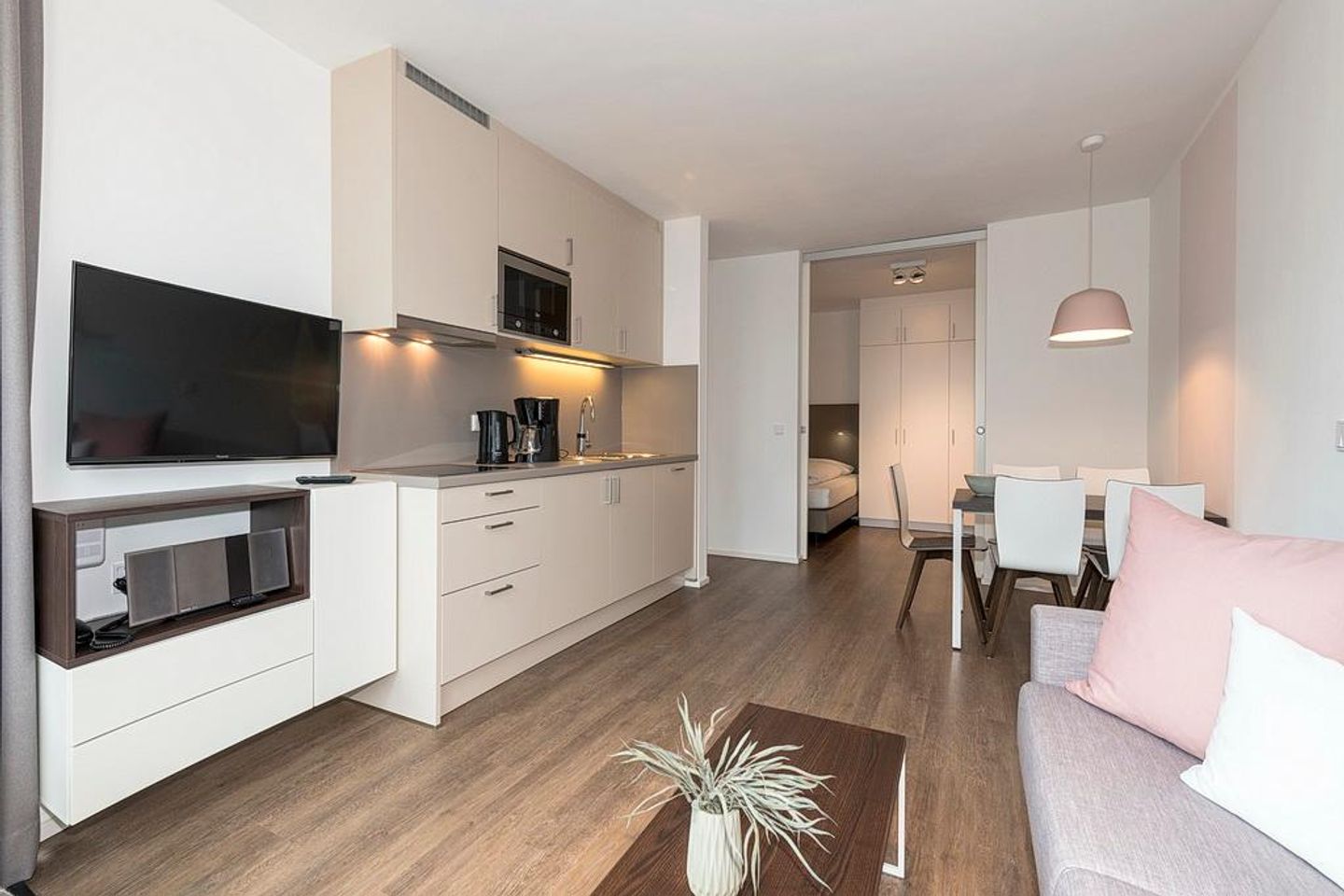 Apartmentvilla Anna See Apartmentvilla Anna See 2-16 Langeoog - Wohn-Essbereich mit Küchenzeile und TV